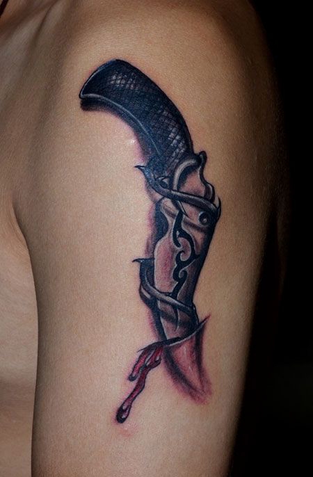 手臂弯的匕首纹身图案