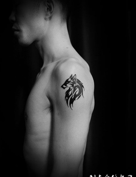 手臂个性狼图腾纹身图案