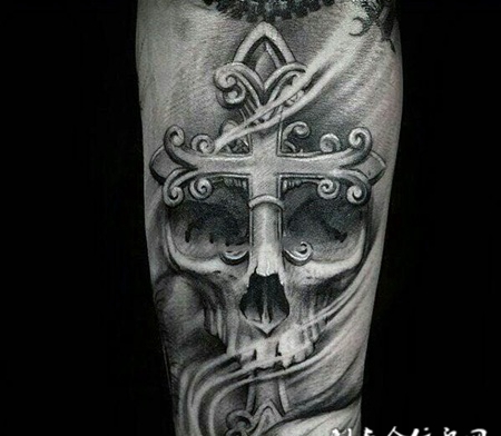 虔诚的信仰，手臂骷髅十字架纹身图案