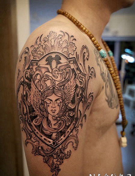 石化魔女，手臂美杜莎纹身图案