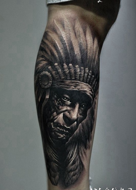岁月的磨练，小腿印第安老人肖像纹身