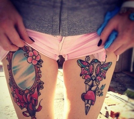 大腿上的镜子和匕首纹身图案