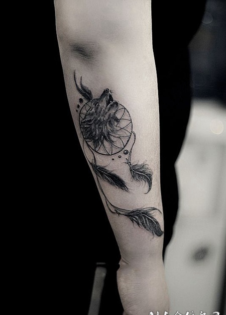 风中的梦，手臂狼头捕梦网纹身图案