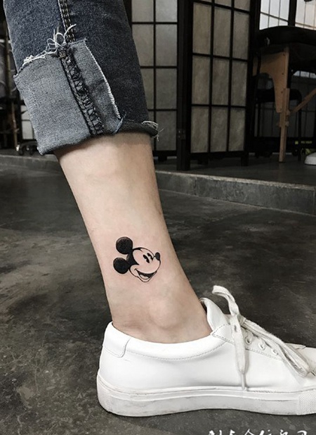 童年的技艺，脚踝米奇老鼠卡通纹身