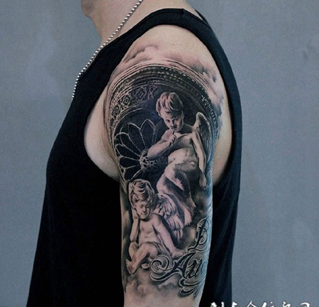 侧耳倾听，手臂可爱小天使纹身