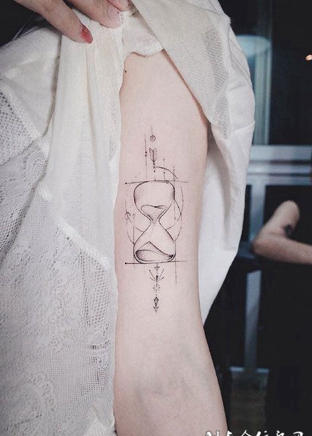 手臂极简几何沙漏纹身图案