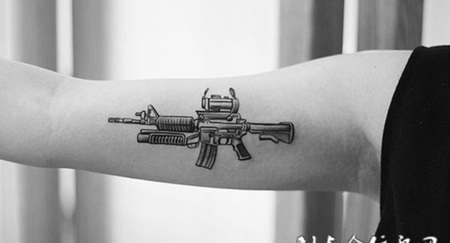 沙漠风暴，手臂冲锋枪纹身图案