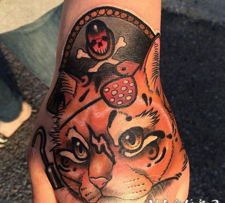海盗船长，手背可爱猫咪彩绘纹身
