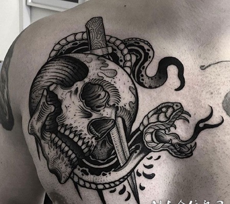 利刃屠魔，后背骷髅与蛇个性纹身
