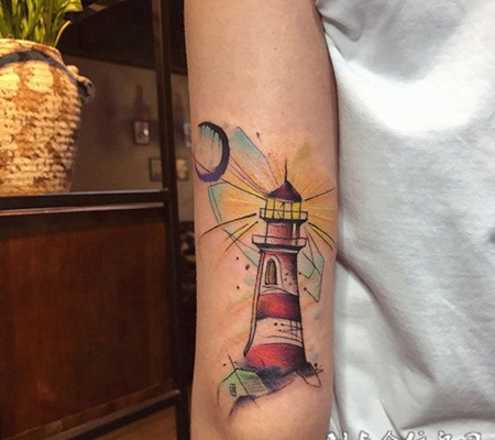 人生的方向，手臂灯塔彩绘纹身
