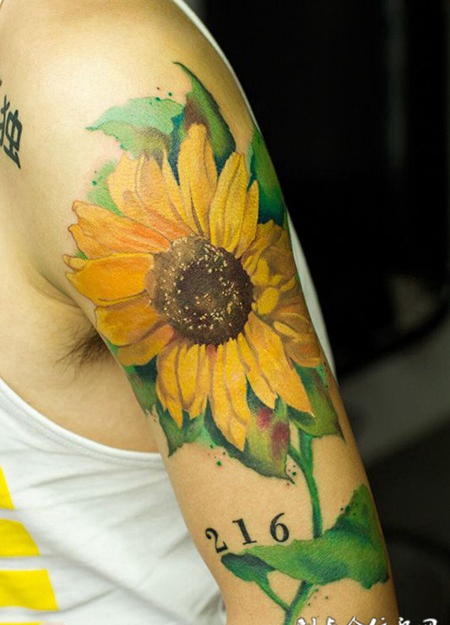 暖阳花开，手臂鲜艳的向日葵彩绘纹身