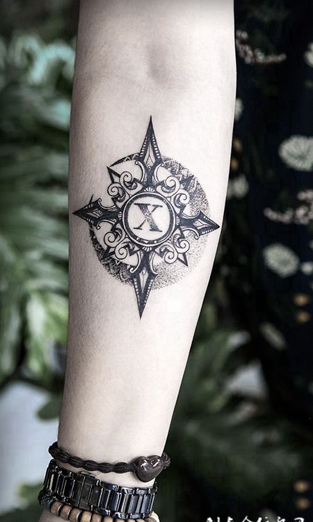 信仰的勋章，手臂月亮徽章创意纹身