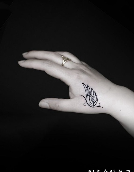 翱翔天际，手腕虎口处个性翅膀纹身