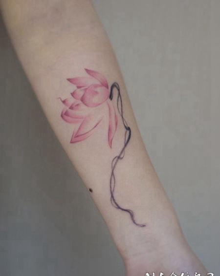 悄然盛放，手臂好看的水墨风格莲花纹身