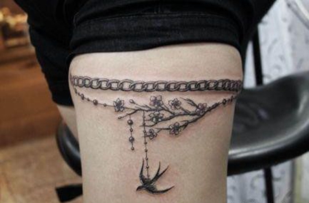 大腿燕子花枝锁链纹身图案