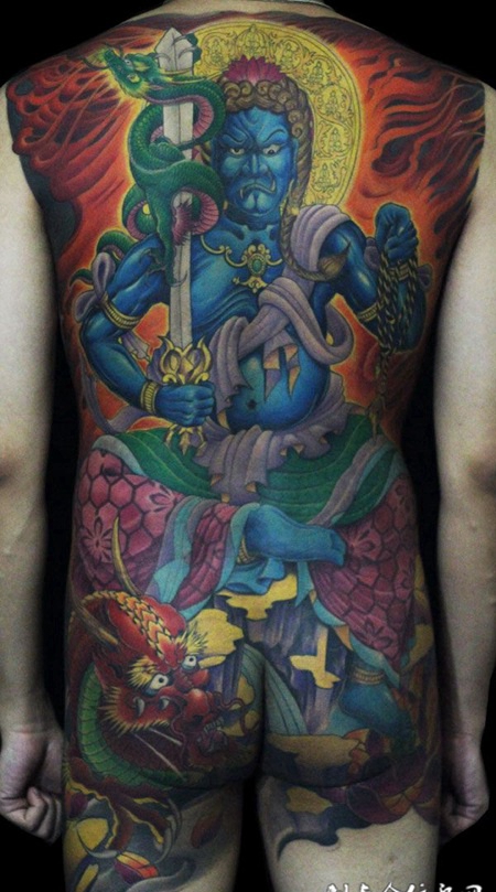 持剑的传统满背不动明王纹身