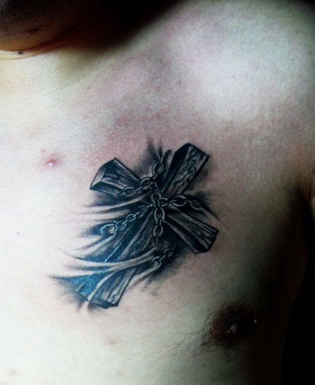 胸前的十字架锁链纹身