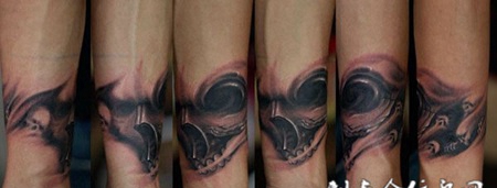 手臂上的写实黑白恶魔纹身