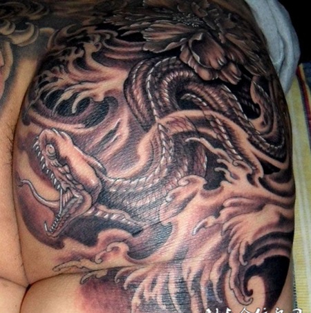 牡丹花丛中的传统蟒蛇纹身