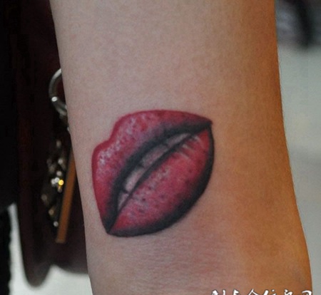 鲜艳的写实嘴唇纹身