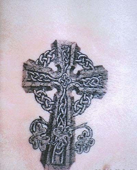 胸部十字架锁链纹身图案