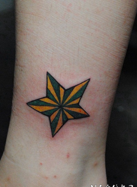 小腿上的五角星纹身