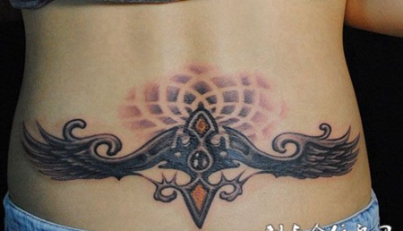 后腰上的翅膀纹身图案