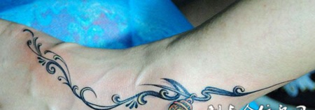 脚腕处的铃铛链子纹身