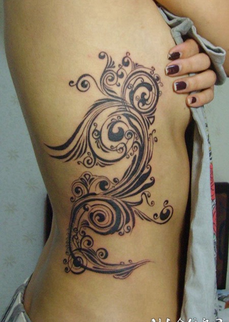腰部的藤蔓性感纹身