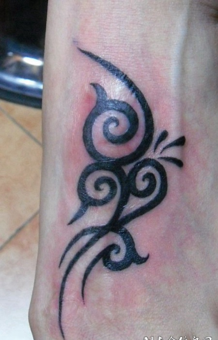 脚腕处的蝴蝶纹身