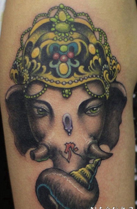 胳膊上的传统象神纹身