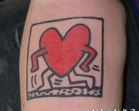 胳膊上的卡通心形纹身