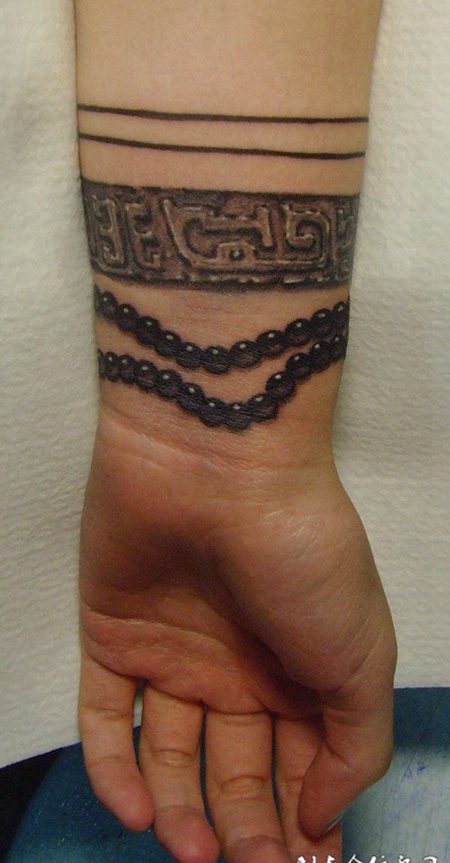 手腕上的装饰品纹身