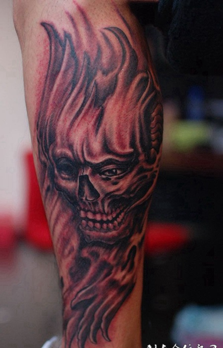 肩膀上的写实骷髅纹身