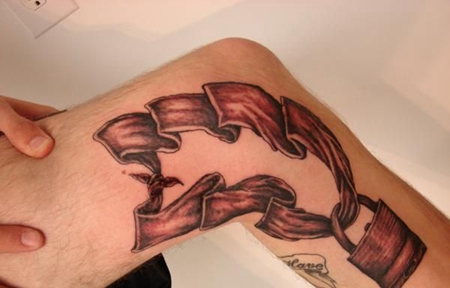 大腿上的锁链纹身图案