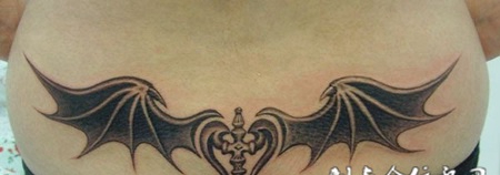 后腰的恶魔翅膀纹身