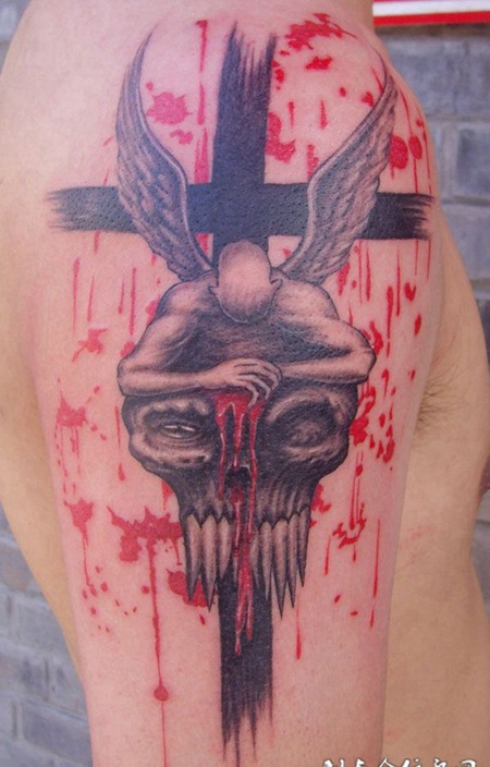 十字架上的堕落天使纹身