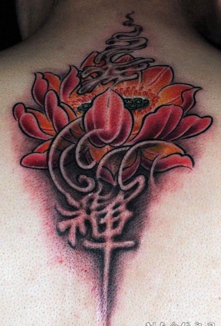 脖子后面绽放的荷花纹身