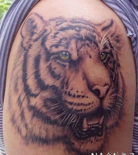 胳膊上的虎头纹身