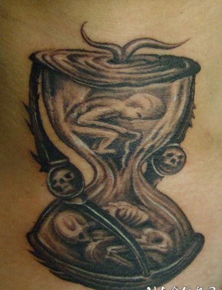 脖子上的漏斗纹身