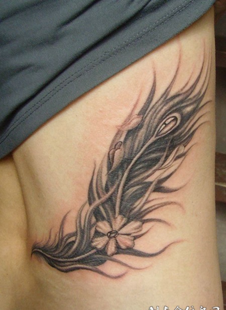 腰侧的羽毛与花朵的纹身