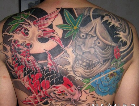 游动的传统般若鲤鱼纹身