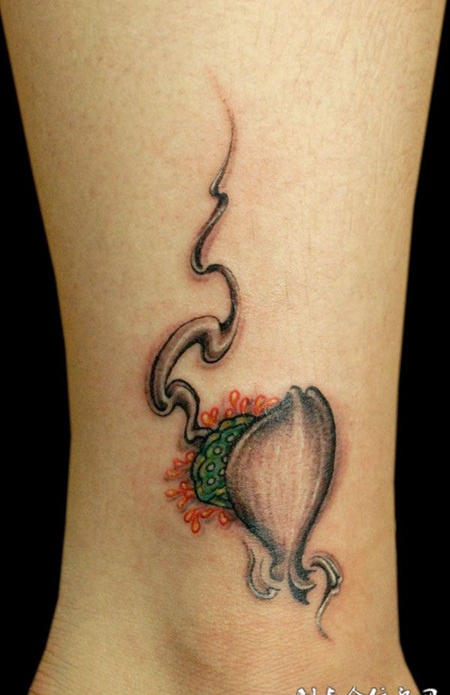 脚踝处的一瓣荷花纹身