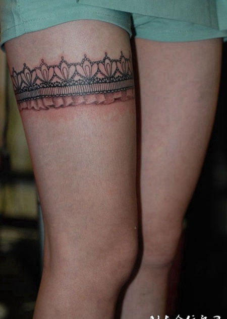 腿上的蕾丝花纹纹身
