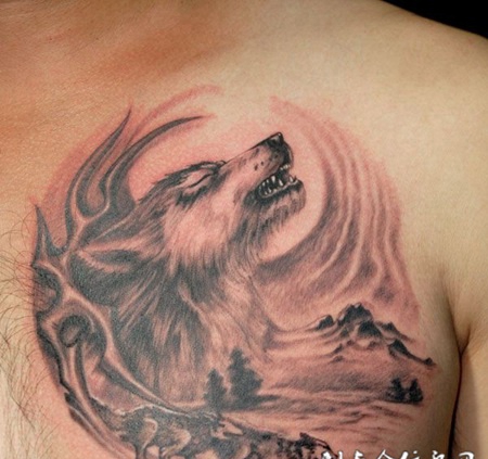 胸前的月下狼头纹身