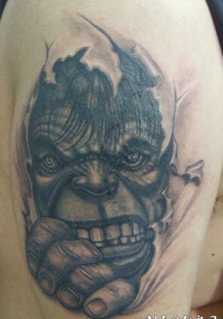 胳膊上的写实绿巨人纹身