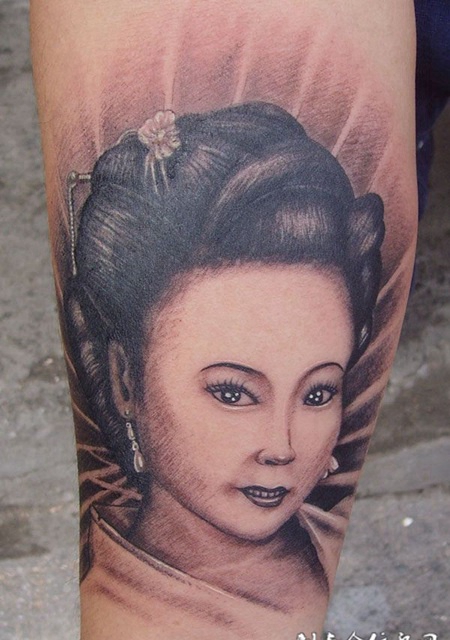 小腿上的写实侍女头像纹身