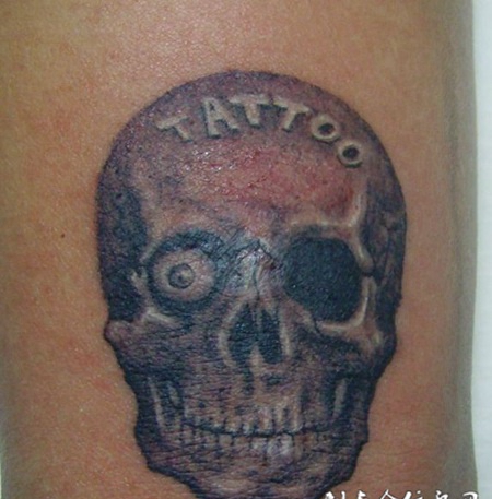 胳膊上独眼的小骷髅头像纹身