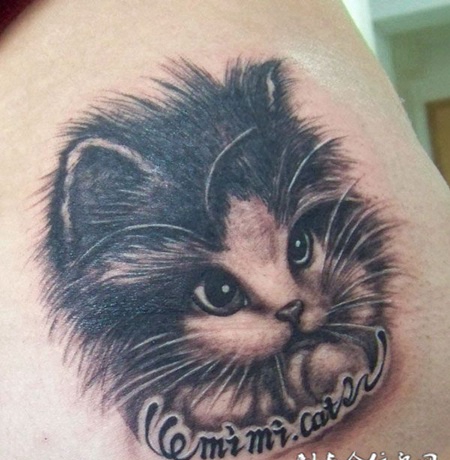 肩膀上可爱的小猫纹身