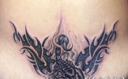 后腰纹身：火焰中的蝎子
